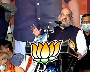 Shah hits back at Vijayan, poses questions over gold/dollar smuggling cases