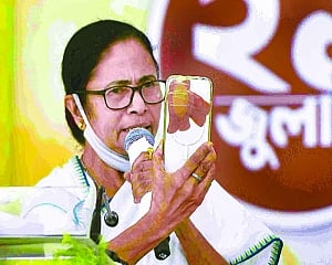 Sink your differences to overthrow saffron regime: Didi to Opp