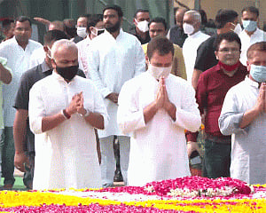 Sonia, Rahul pay tributes to Mahatma Gandhi, Shastri on their birth anniversaries