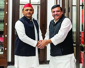 SP stitching ties to take on BJP