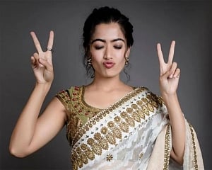 Star-struck fan vainly travels over 900 km to see actress