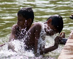 Sweltering in Delhi as mercury remains above 40