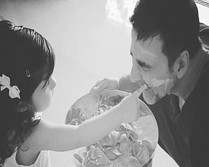 Twinkle shares Akshay Kumar's photo with daughter, says 'he is her wall'