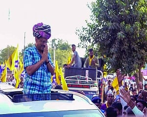 ‘Quit Guj, will free Sisodia, Jain’, BJP offered: Kejriwal