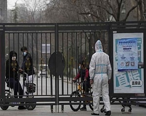 China shuts business center of Shenzhen to fight virus surge