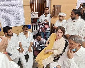 Delhi: Priyanka meets detained party leaders at police station