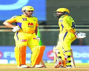 Dhoni hands over CSK captaincy to Jadeja
