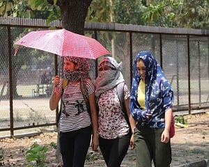 Heat wave sweeps across India