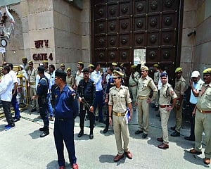 Huge turnout, namaz held peacefully