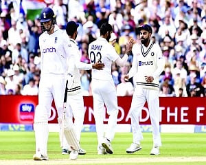 India 7 wkts away from win, Eng 119 runs