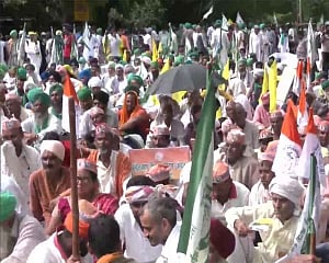 Jantar Mantar protest: Farmers charm the lot with traditional attire, emotional connect