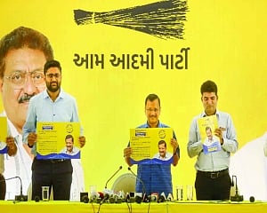 Kejriwal can’t ‘sell’ dreams in Guj: Shah; AAP vows graft-free Govt