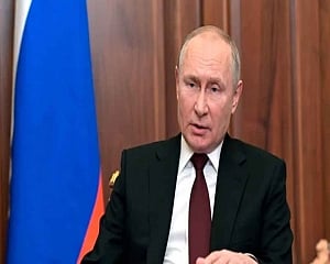 Macron keeps an open line to Putin as war in Ukraine rages