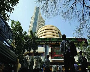 Markets fall in early trade; Sensex declines nearly 420 points
