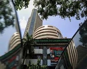 Markets fall in early trade after four-day rally