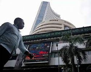 Markets fall in early trade on weak global cues