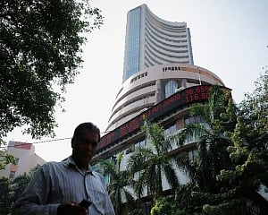 Markets falter for 6th day; Sensex tanks 425 points in early trade