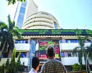 Markets settle flat in choppy trade; HDFC twins shine