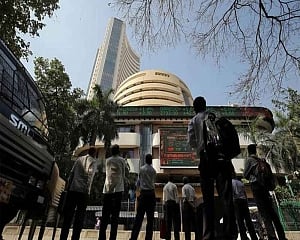 Markets tumble after initial rally amid mixed global trends