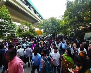 Metro halts for 1.5 hrs as tech snag hits Blue Line