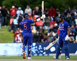 New Zealand bowl out sloppy India for 219 in must-win 3rd ODI