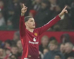 Arsenal"s winless run goes on after 1-1 draw with Chelsea and Man United beats Leicester 3-0