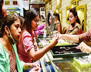 Dhanteras begins on slow note; Jewellers expect footfalls to increase