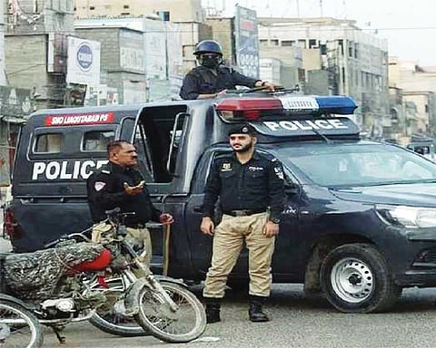 3 policemen injured after convoy attacked in Pak