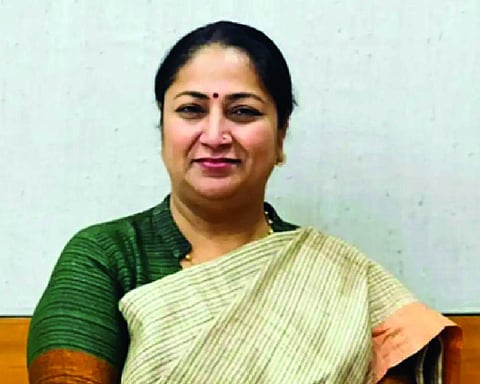 CM Rekha directs DUSIB to survey slum areas to identify families using angithis