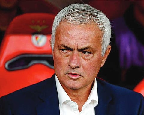 Mourinho blows a kiss to Chelsea fans on return