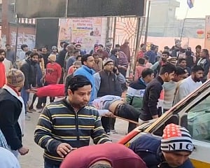 5 killed, over 40 injured as wooden structure collapses at event in UP's Baghpat