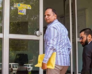 ACB quizzes Satyendar Jain for over 5 hours in graft case, he calls it 'politically motivated'