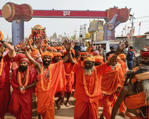 Akharas lower their flags, begin leaving Maha Kumbh