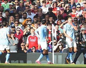 Arsenal snatches 1-1 draw with defensive Man City with Martinelli’s stoppage-time goal