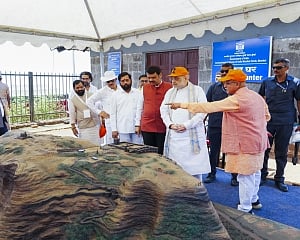 Aurangzeb who labelled himself Alamgir was defeated and buried in Maharashtra: Shah