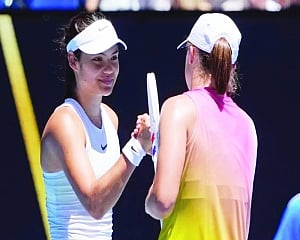 Australian Open: Iga Swiatek is in total control during a 6-1, 6-0 rout of Emma Raducanu