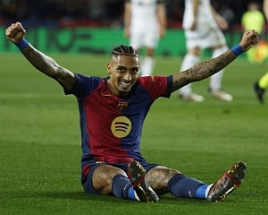 Barcelona scores four goals in opening 24 minutes and overwhelms Valencia 7-1 in Spanish league