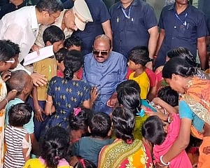Bengal Guv meets family of deceased in riot-hit Murshidabad