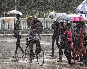 Bengaluru wakes up to unseasonal rain; IMD predicts more showers across Karnataka