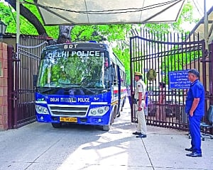 Bomb hoax at Delhi, Bombay High Courts