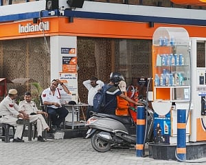Delhi begins ban on fuel sale to old vehicles; AI cameras, traffic police teams deployed at pumps