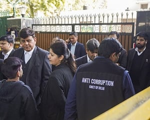 Drama unfolds as ACB reaches Kejriwal's home over claims of AAP MLAs' poaching attempts