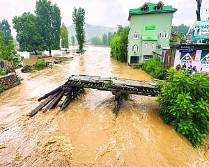 Extreme weather kills 41 enroute Vaishno Devi Shrine