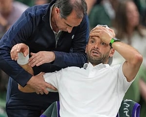 Jannik Sinner reaches the Wimbledon quarterfinals despite a bad elbow when an injured Dimitrov stops