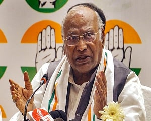 JD(U)-BJP alliance 'opportunistic', Nitish switches sides for 'kursi', alleges Kharge
