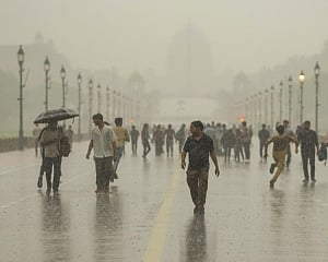 Light rain, thunderstorms hit Delhi-NCR; mercury dips sharply