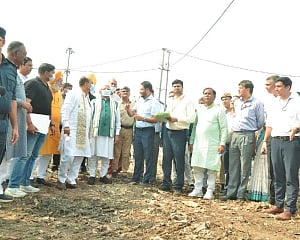 Manohar Lal Khattar announces `5,000 Diwali incentive for sanitation workers at Delhi landfills