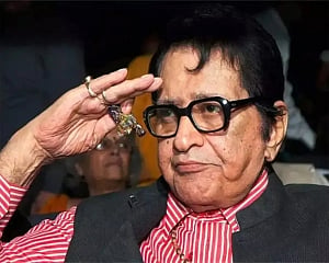Manoj Kumar's sons immerse his ashes in Ganga in Haridwar