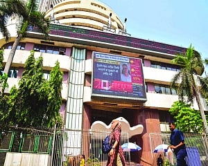 Markets snap rally, Sensex falls nearly 625 points as banking, IT shares retreat