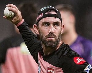 Maxwell fractures finger, "likely" out of IPL